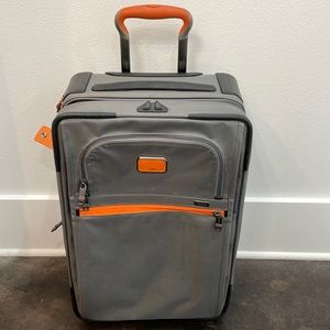 TUMI Gray Alpha 2 Continental Expandable 2 Wheeled Carry-On